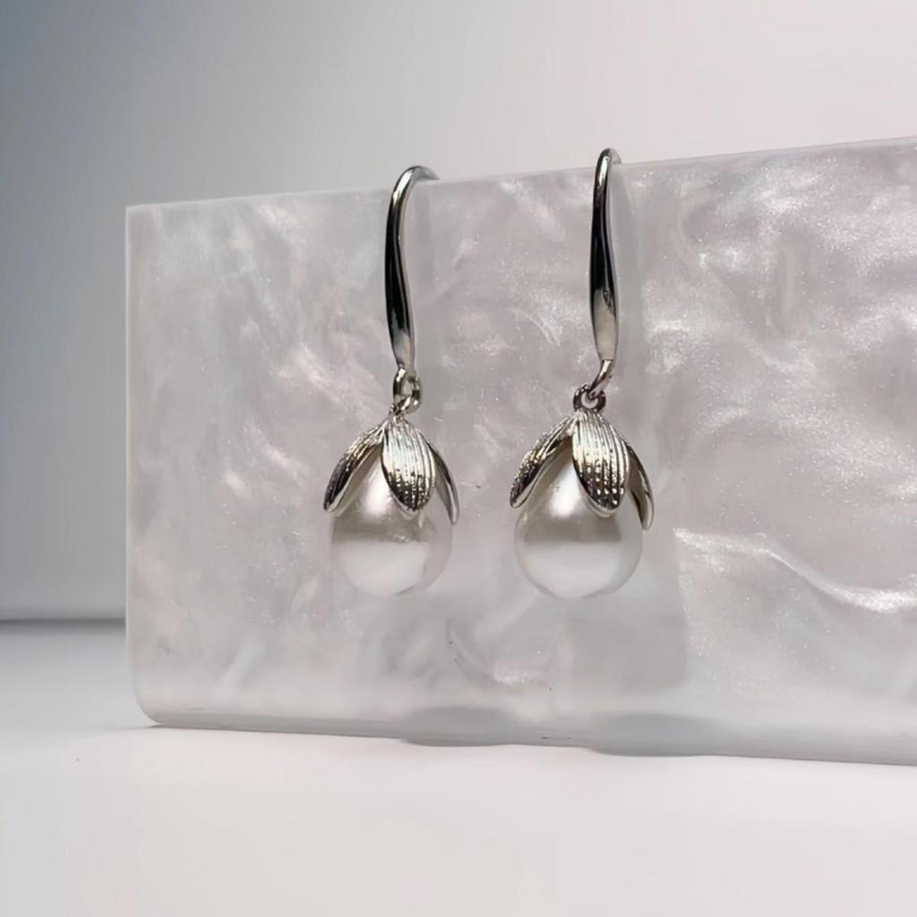 Retro Flower Pearl Ear Hooks: Elegant and Simple Luxury Earrings for Women