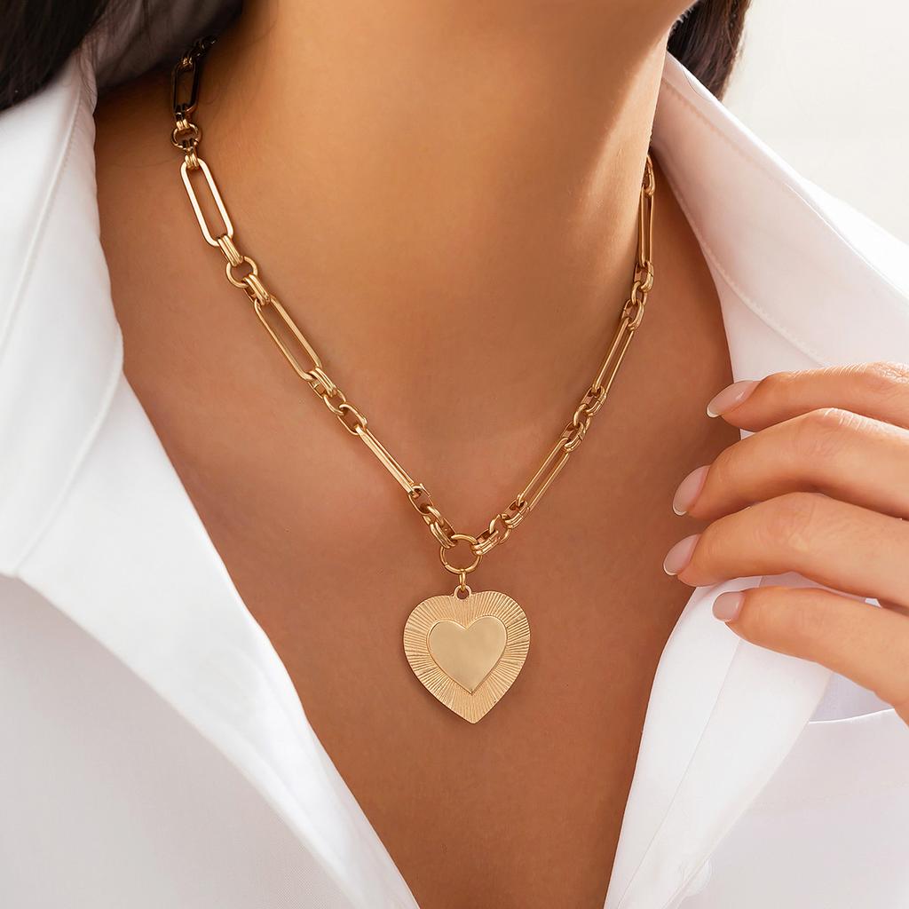 Cold Style Love Pendant & Metallic Striped Clavicle Chain Necklace Set