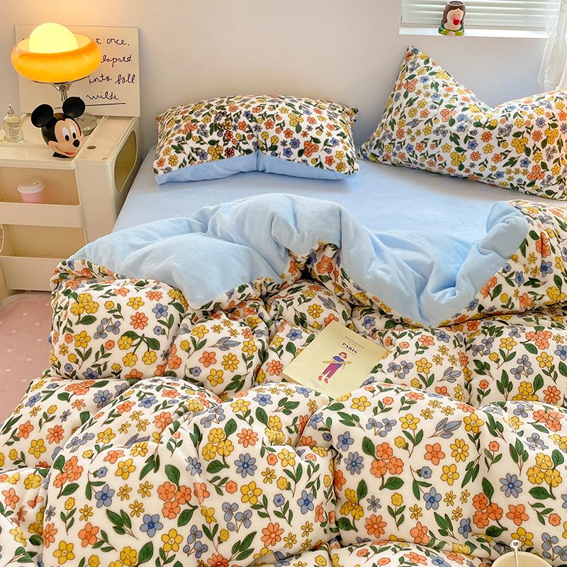 Kleines Frischmilch-Fleece-Bett, vierteiliges Set, Korallenvlies, Bettlaken, Bettbezug, warmer Flanellplüsch
