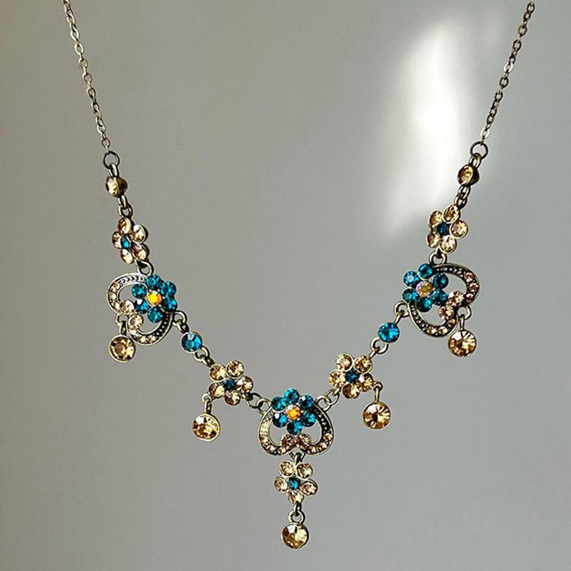 Diamond-encrusted flower fringed pendant necklace medieval vintage light luxury collarbone chain niche temperament high-end jewelry