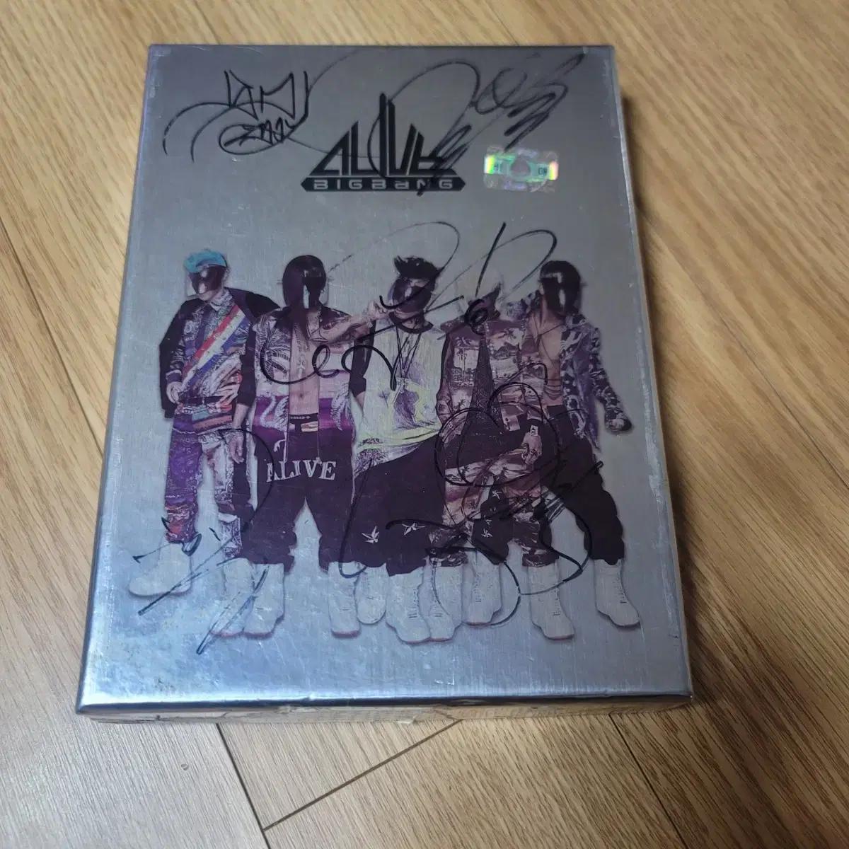 

Подписанный альбом Big Bang Alive