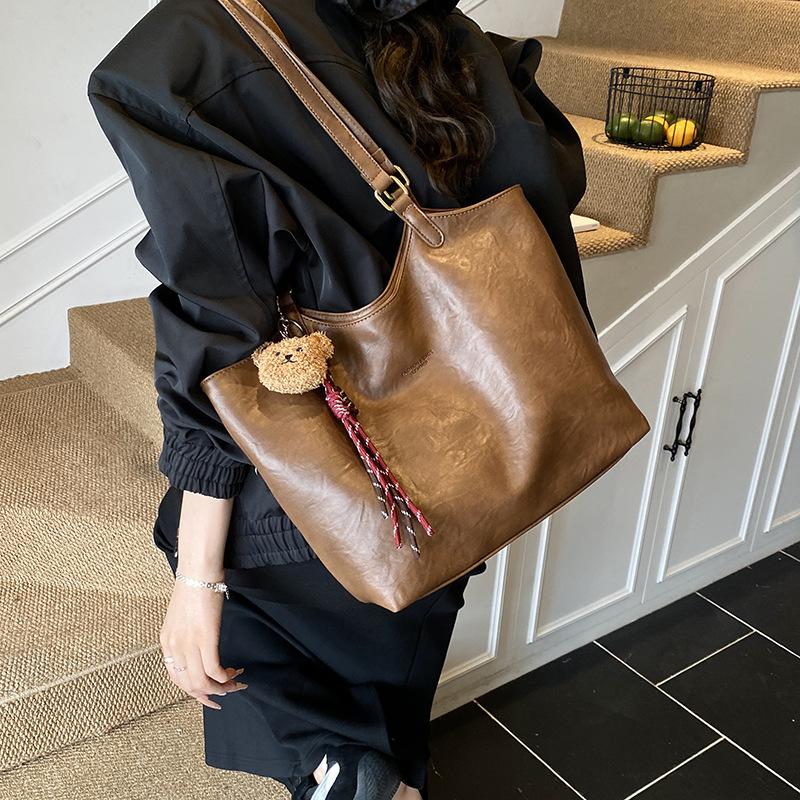 Large-capacity retro bag women's autumn and winter 2025 new versatile simple shoulder bag popular commuter tote bag this year