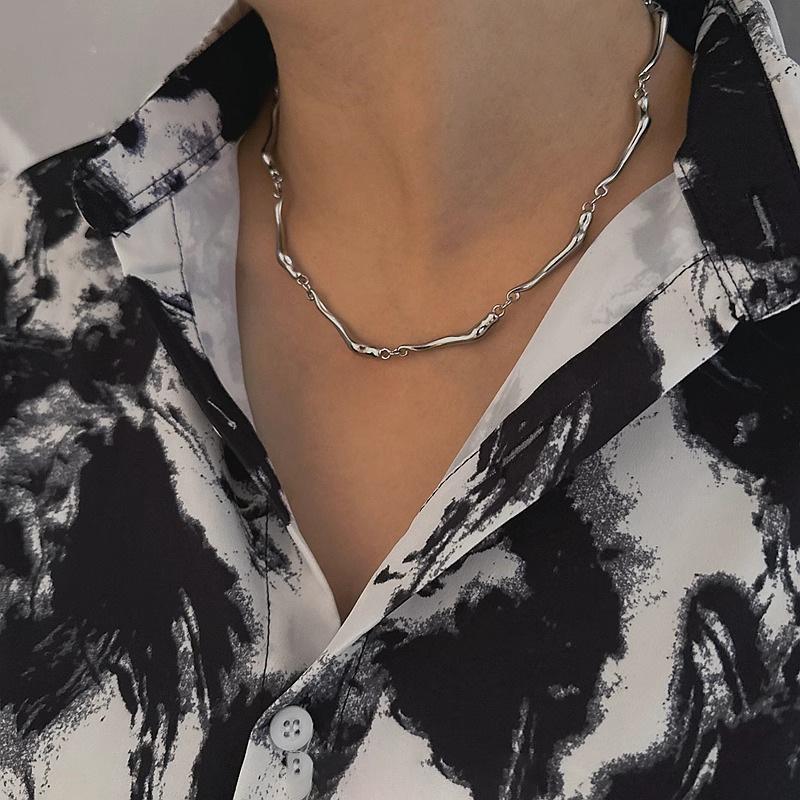Trendy Unisex Twisted Clavicle Chain: High-End, Hip-Hop Inspired Minimalist Necklace