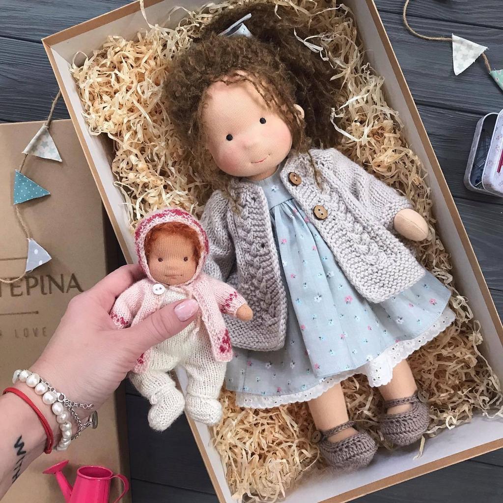 Păpușă Waldorf de 12 inchi, realizată manual, în rochie florală, cu pulover tricotat și eșarfă, cutie cadou pentru fete