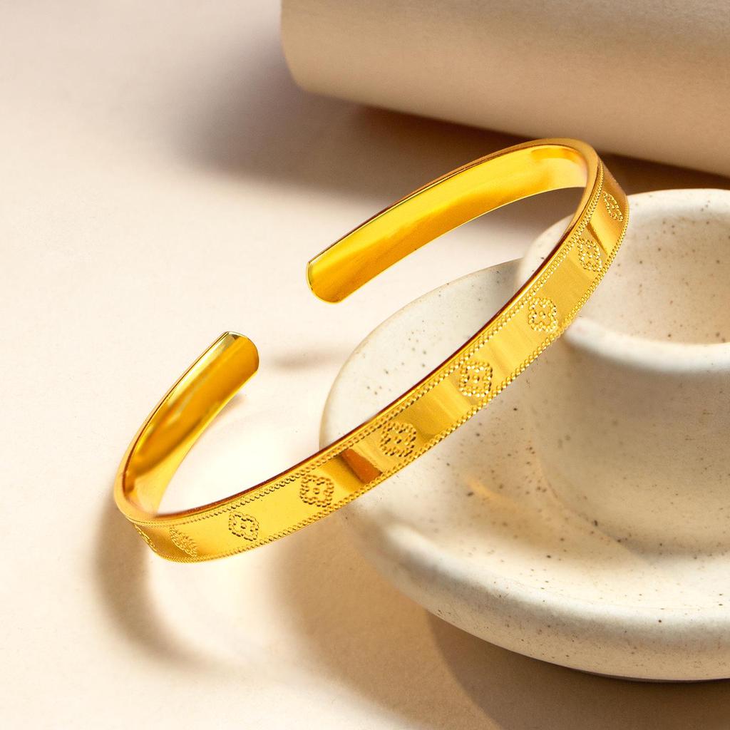 Xiaohongshu Bestseller: Four-Leaf Clover Sand Gold Bracelet - High-End Fashionable Open Bangle for Women