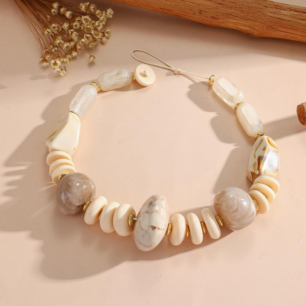 Retro Geometric Resin Necklace: Versatile Clavicle Chain with Exaggerated Design