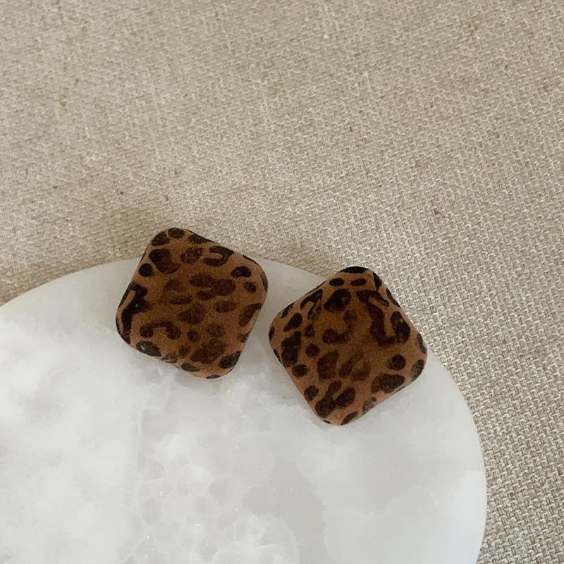 Herbst- und Winteratmosphäre Leopardenmuster Flanell Ohrstecker Damen Leichter Luxus Retro Einfache Persönlichkeit Mode Exquisite Vielseitige Ohrringe