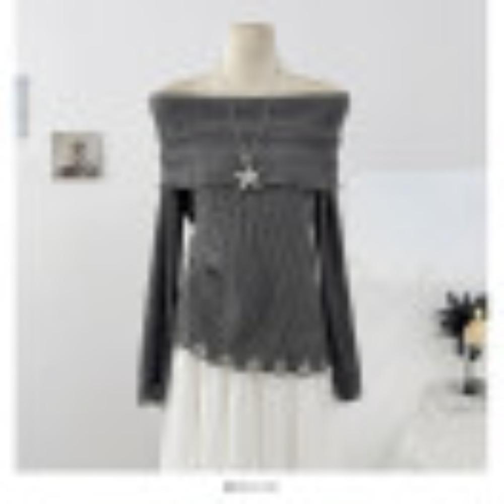 Ein stilvolles und charmantes Ein-Schulter-Strickoberteil mit Rissen und langen Ärmeln für Damen im lässigen und jugendlichen Herbststil