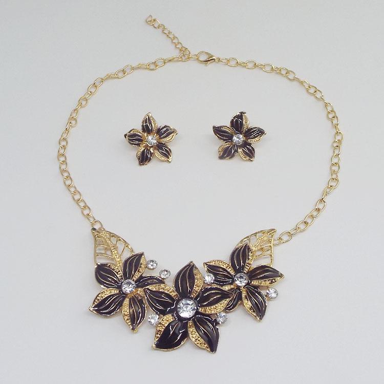 

Exquisite European & American Style Statement Flower Pendant Necklace with Gemstone Accents чёрный