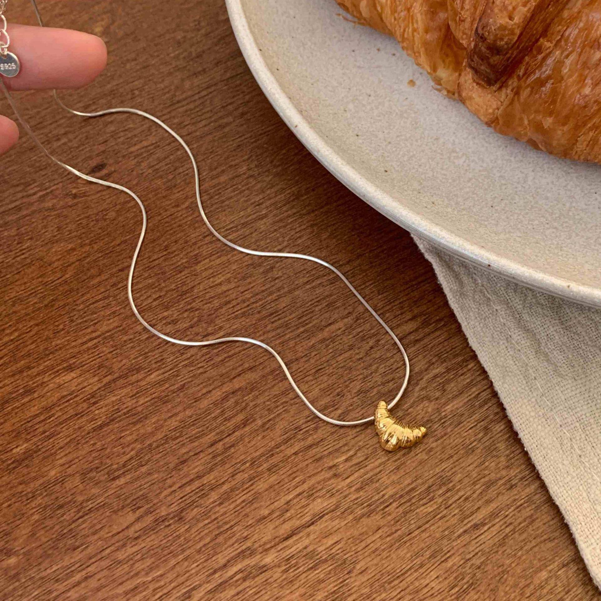 

Женское уникальное колье-чокер в виде круассана - Универсальная, трендовая и изысканная корейская цепочка для свитера. Copper