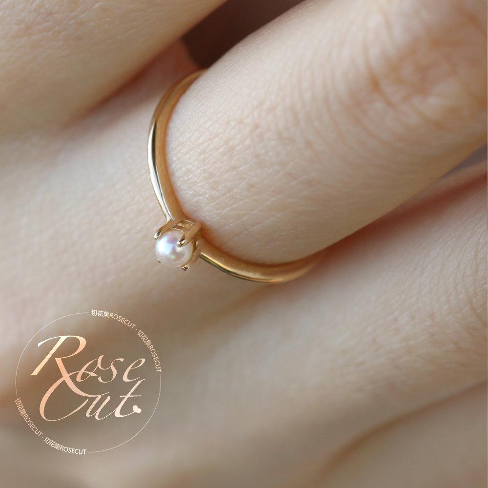 Exquisiter minimalistischer Ring für Damen: 14k Vergoldeter Mini-Planet mit eingelegter Perle