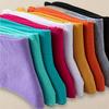 10 Paar Damen Rundhals-Socken mit mehreren Farben Einfarbige Schlichte Socken Modische und vielseitige Lässige Mittellange Socken