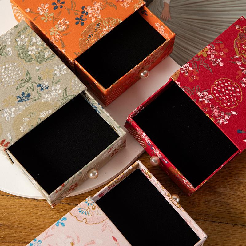 Chinese Embroidery Drawstring Jewelry Box and Bracelet Storage