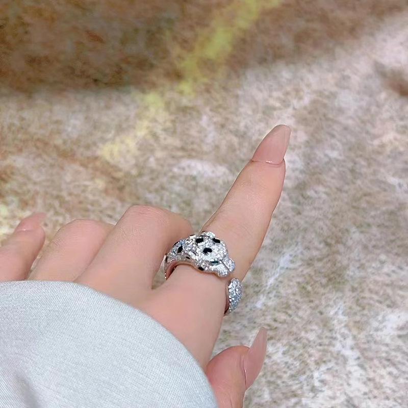 

Hui Zhi Yi Серебро 925 пробы с золотым покрытием Серия Muzo Green Jaguar Кольцо с гепардом с высокоуглеродистым бриллиантом и имитацией изумруда. Adjustable