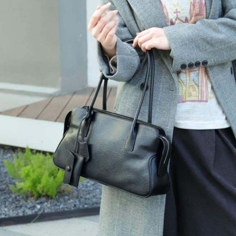 Underarm Bag with A High-end Feel, Hand-held Pillow Women's Bag, and Single-shoulder Baguette Bag Are Popular