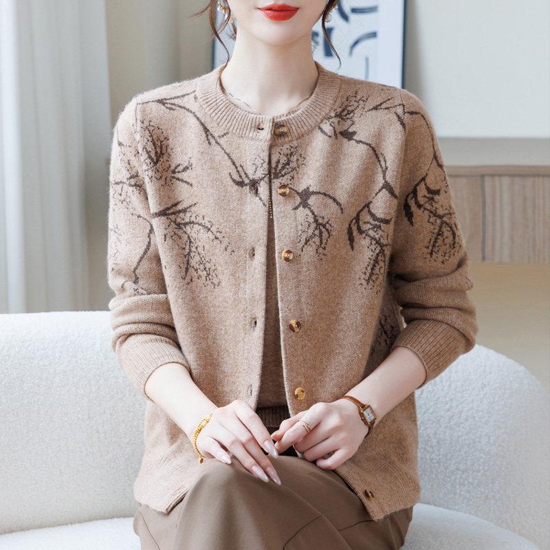 

2026 Autumn Two-Piece Knitted Set: Elegant Sweater and Cardigan for Middle-Aged & Elderly Women 2XL (125-135 Jin)