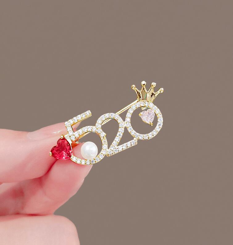 Sparkling Rhinestone Badge with Small Crown Letter Queen Pearl Brooch Suitable for Women s Sweaters and Accessories