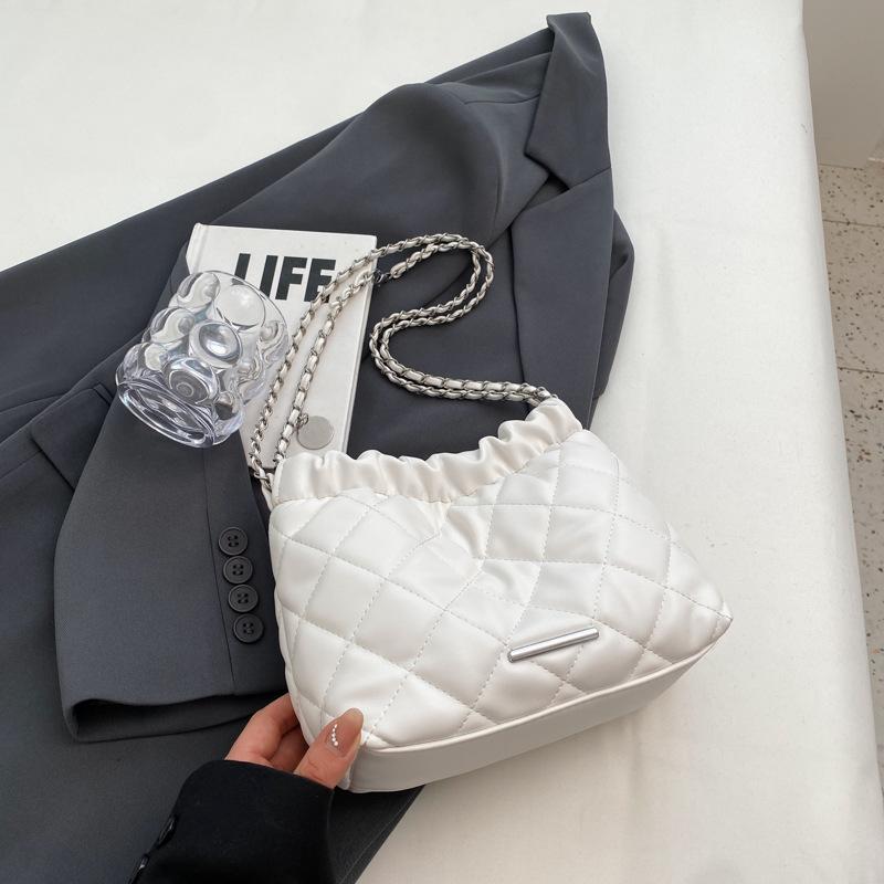 

Маленькая сумка женская новая цепочка на плечо