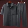 Trajes Casuales de Seda Helada para Hombre Verano 2025 Camisas de Manga Corta Holgadas Vintage + Pantalones Conjuntos de 2 Piezas para Hombres de Mediana Edad y Mayores Combinación Perfecta