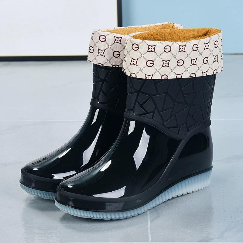 Jelly Anti Slip Thick Rain Boots for Women In Summer, Wearing Wear-resistant Rain Boots with Short Sleeves and Fashionable Waterproof Shoe Covers