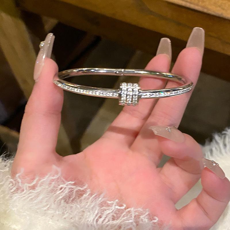 

Легкий роскошный и высококачественный браслет из микро-инкрустированного циркония с модным темпераментом, нишевый и универсальный браслет, аксессуар ручной работы