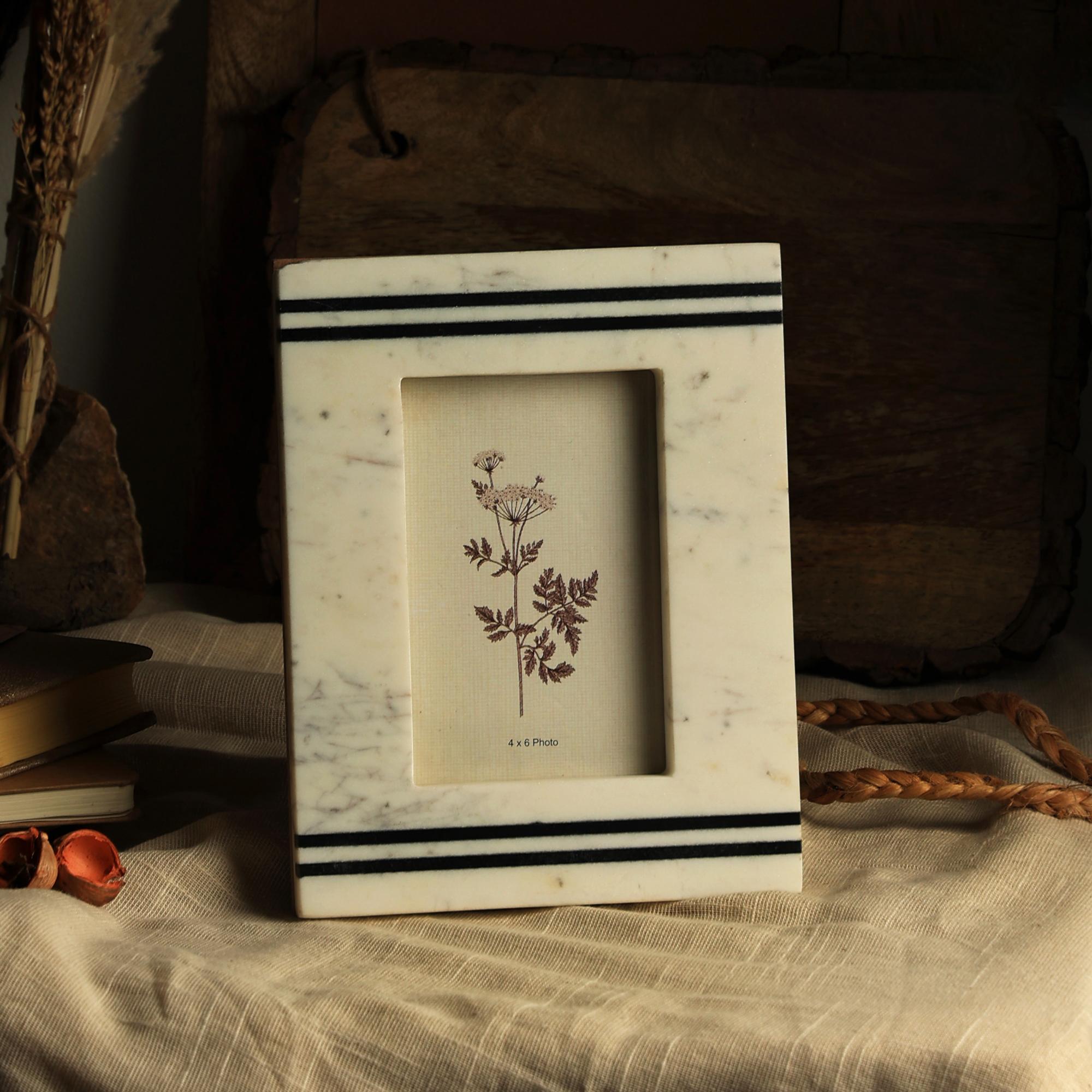 Expobazaar Rhaenyra 6x4 Natuurlijk Marmer Fotolijst - Elegante Stenen Fotodisplay Voor Bureau, Plank, Woondecoratie Cadeau 23.876x19.05x1.016 Cm Wit