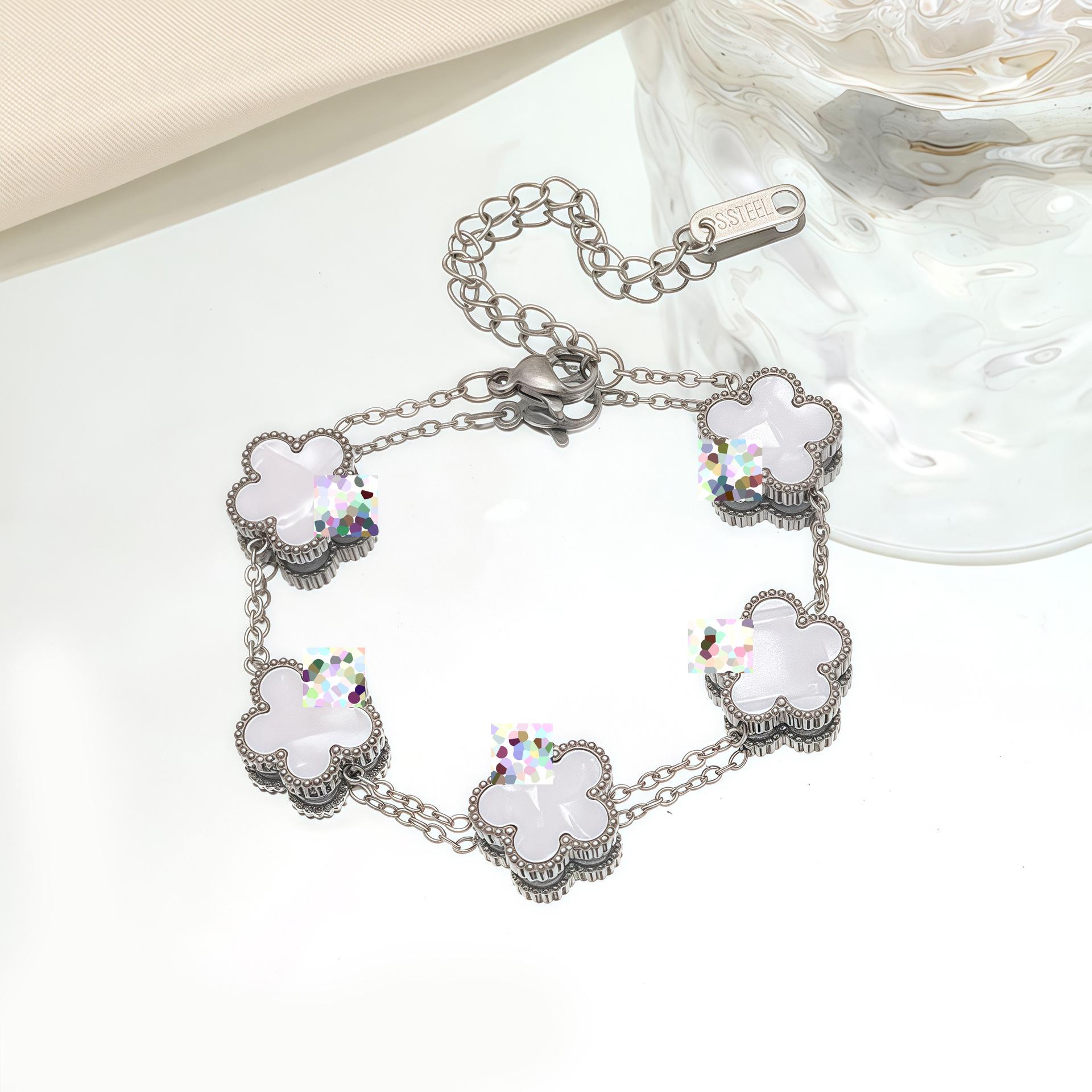 Элегантный браслет-четырехлистник из титана с золотым покрытием: Прочный, Модный, Высококачественный