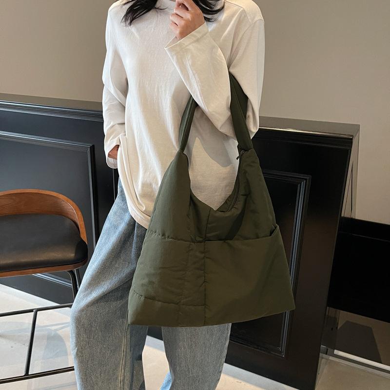 Large capacity lightweight underarm shoulder bag 2025 new cloth simple handbag literary and versatile student tote bag