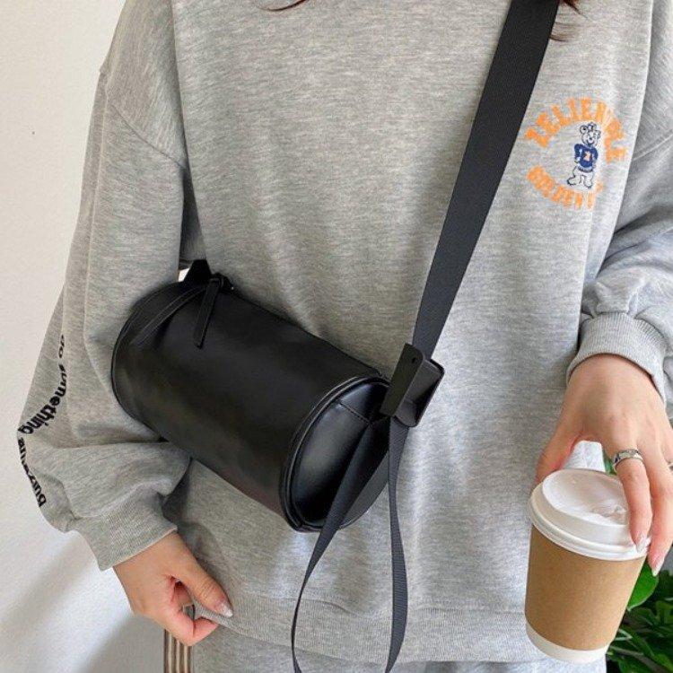 IELGY Casual Soft Leather Men's and Women's Street Shoulder Dimple Bag
