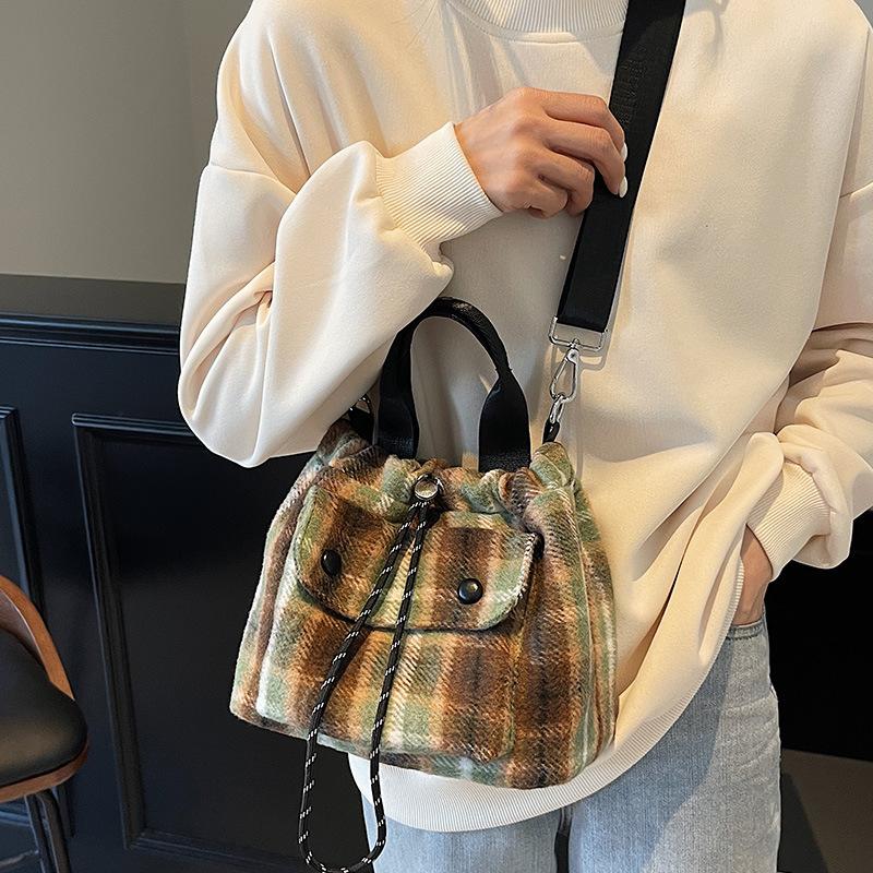 Pruhovaná kostkovaná taška tote pro ženy Podzimní a zimní vlněná crossbody taška Ležérní stahovací taška přes rameno Kabelka