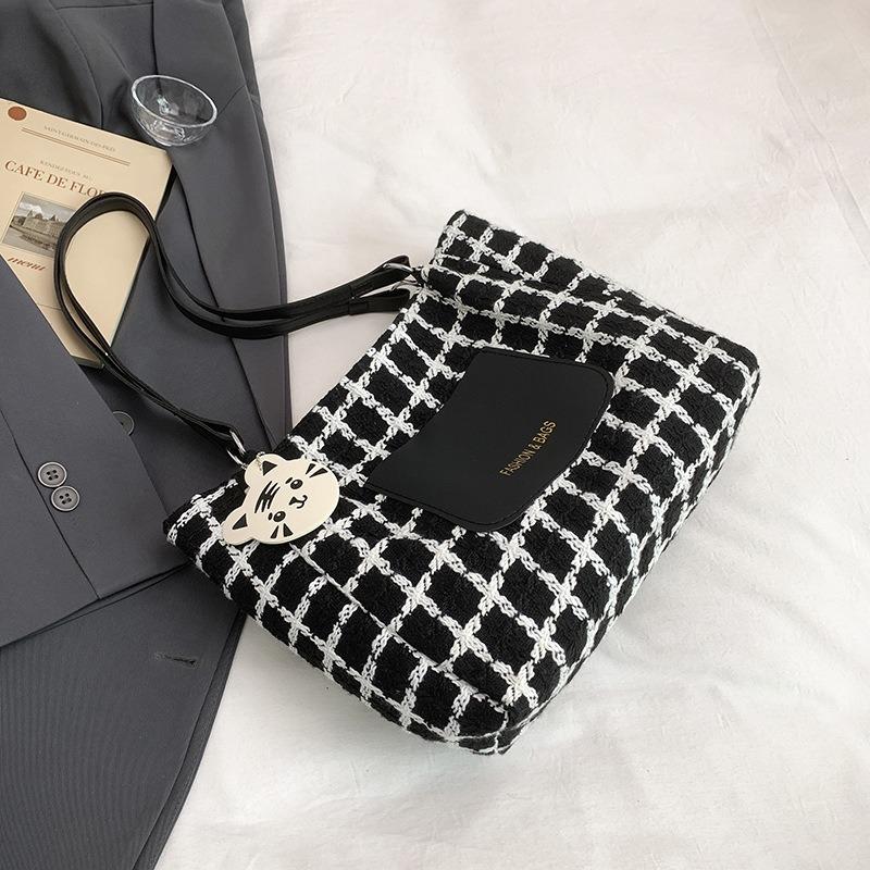 Summer Fashion New Women's Tote Bag Fashion Versatile Trend Student Large Capacity Shoulder Bag