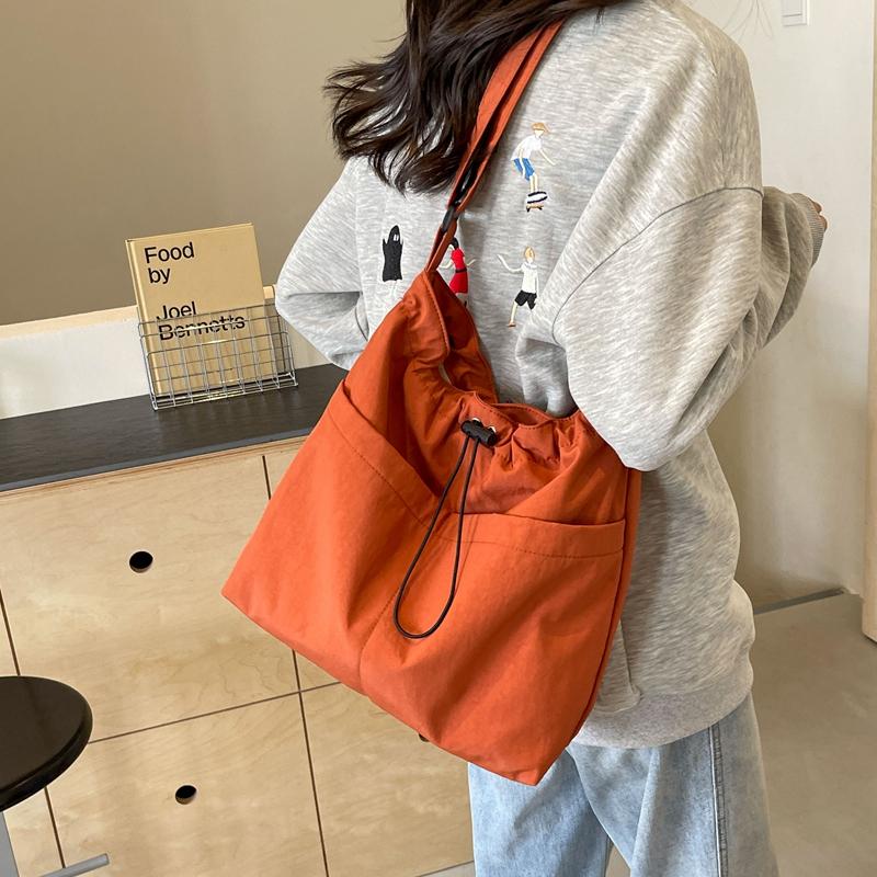 Женская однотонная сумка на плечо большой емкости — фото 3