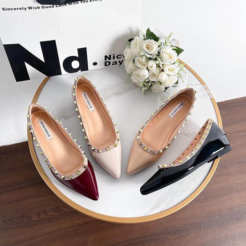 The Inner Height Increase Is Not Tired, the Foot Water Rivet Patent Leather Shoes, Flat Heels Women's Shoes Are Versatile, Pointed Single Shoes
