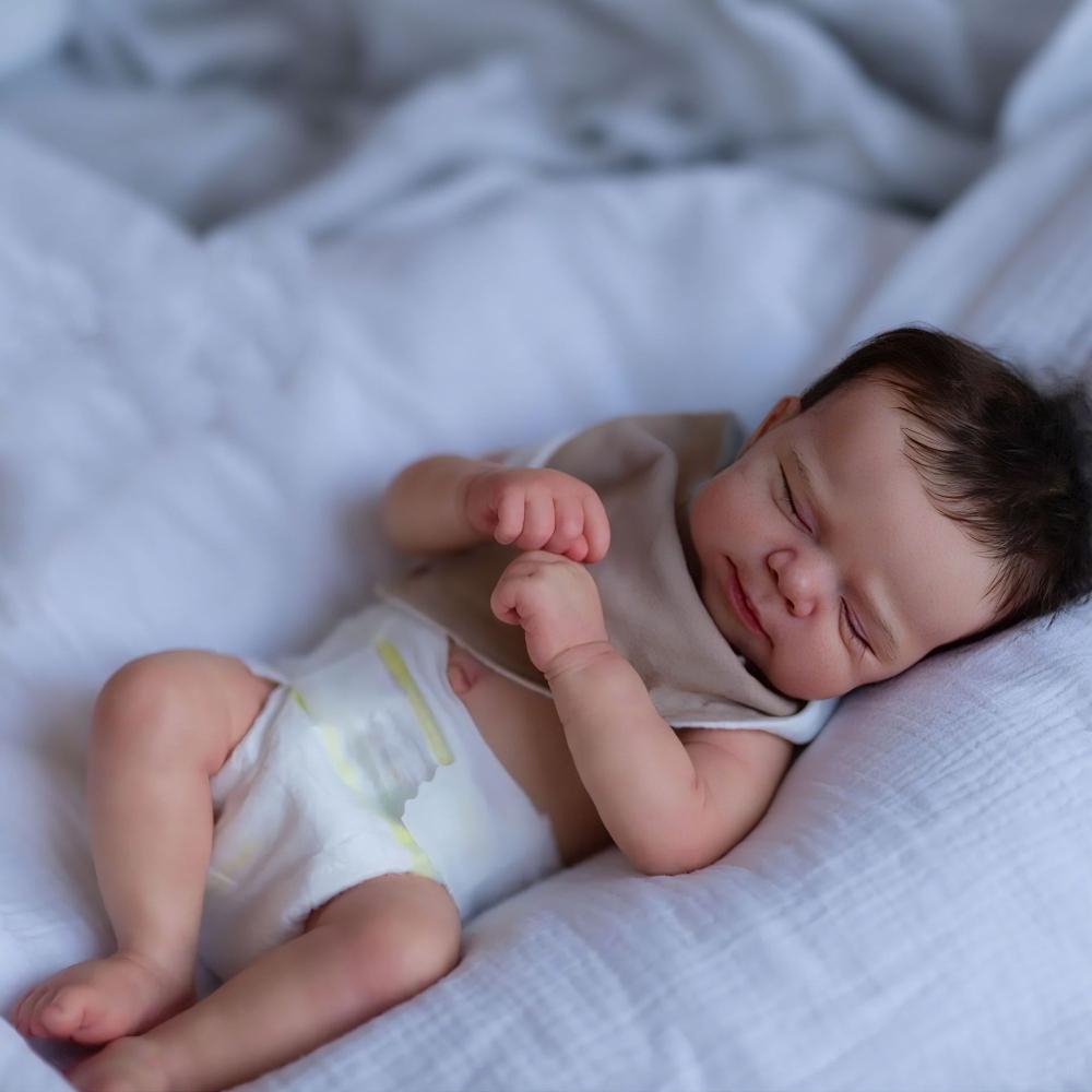 Lebensechte 48cm Reborn Babypuppe Pascale Vollvinylkörper Waschbar Neugeborenenbabypuppen mit Lätzchen Handverwurzeltes Haar Geschlossene Augen Rebirth-Puppe für Kinder ab 3 Jahren