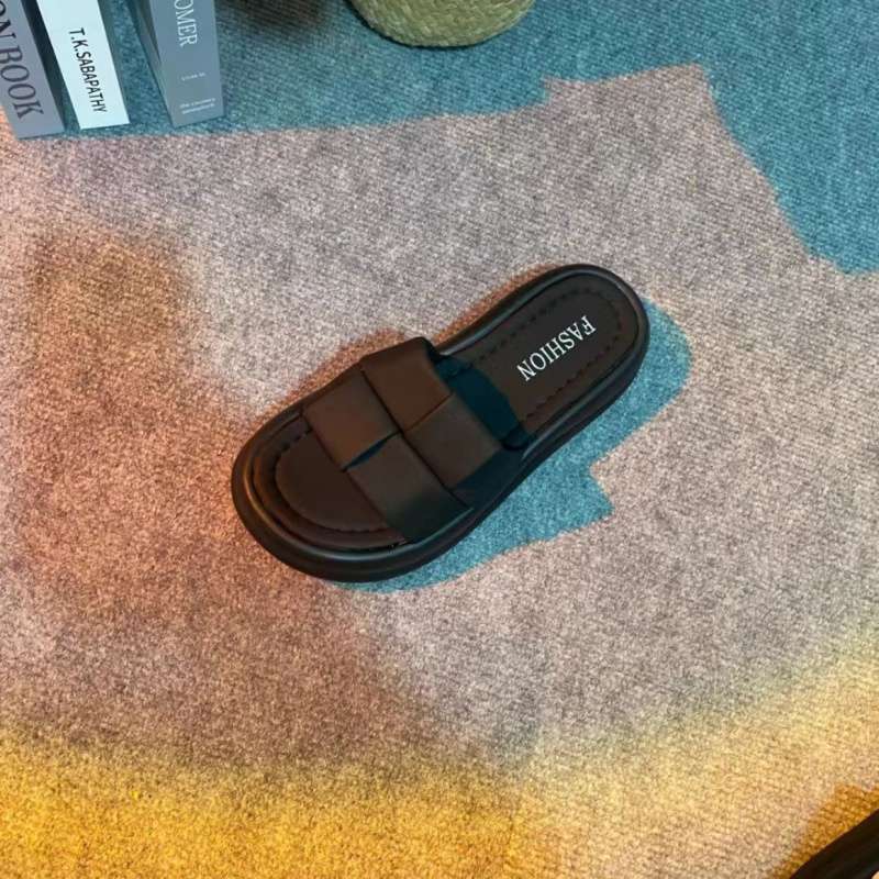 

Шлепанцы на толстой подошве для женской летней носки 2025 новые модели с юбками французские повседневные шлепки для ходьбы по грязи приморские пляжные сандалии 40 чёрный