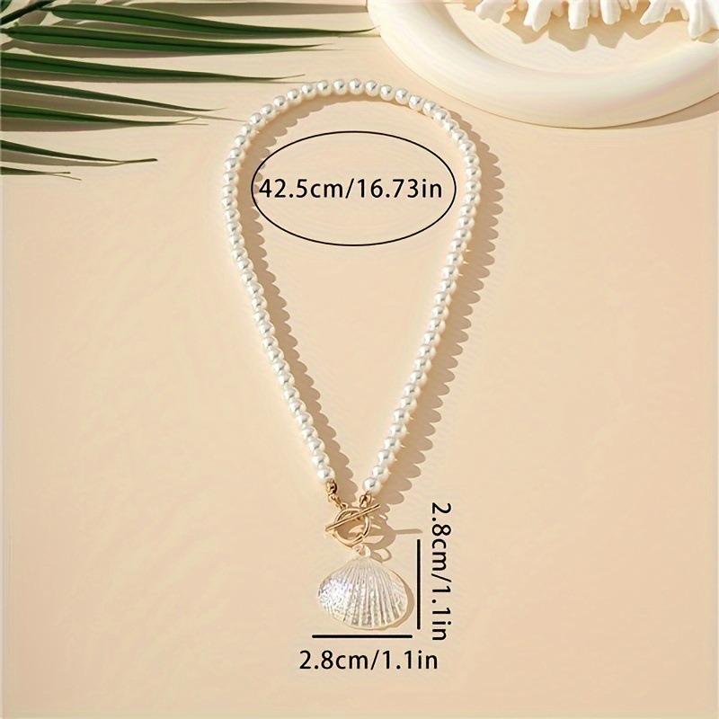 An acrylic laser pendant, shell imitation pearl necklace, elegant, fashionable and simple