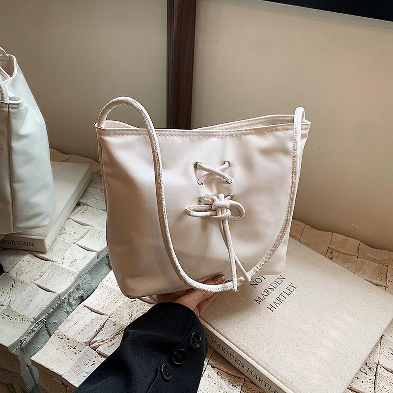 

Korean niche design casual large-capacity bag women s 2025 summer new fashion single shoulder beautiful bucket bag белый