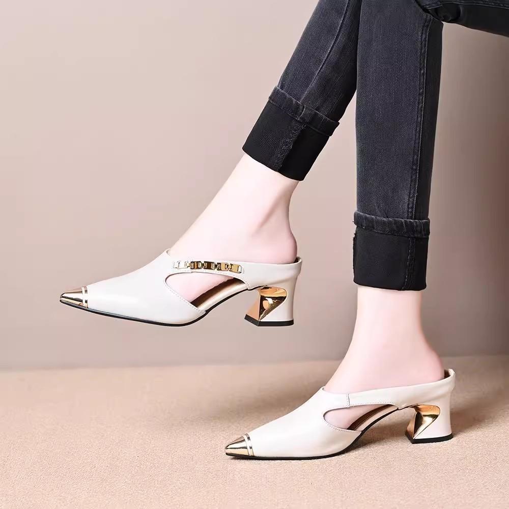 

Металлическая железная голова летние остроносые полушлепанцы женские подковы средний каблук повседневные ленивые одна педаль сумка голова тапочки 40 белый