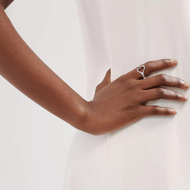 Tiffany & Co.. Klassischer Eleganter Glatter 925 Silberring Damenring GRP09222