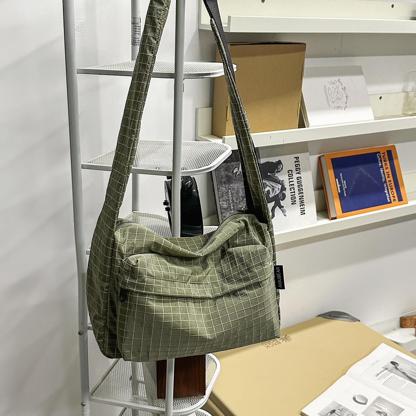 

Crossbody bag men s casual simple waterproof lightweight shoulder bag versatile simple fashion travel small backpack зелений