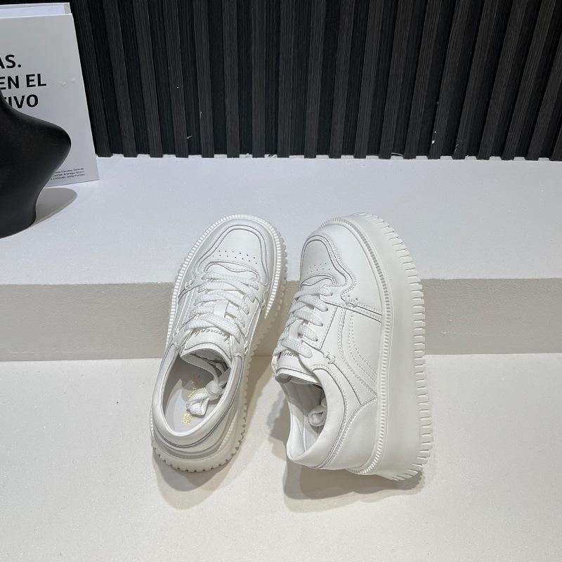 Chaussures blanches à plateforme muffin pour femmes automne 2024 nouvelles mode respirantes polyvalentes légères petites chaussures de sport à semelle compensée