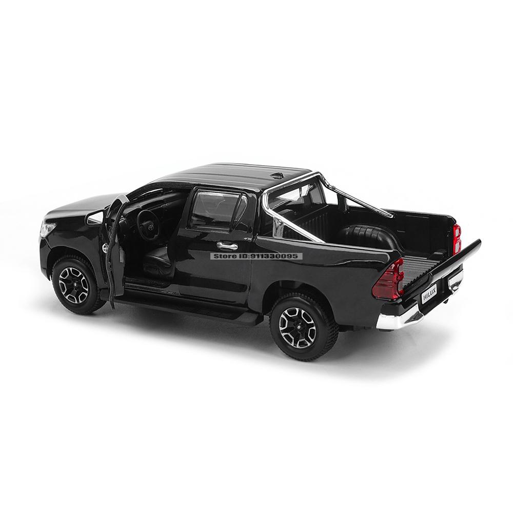 Maisto 1:27 New style Toyota Hilux simulation alloy car model crafts decoration collection toy tools gift