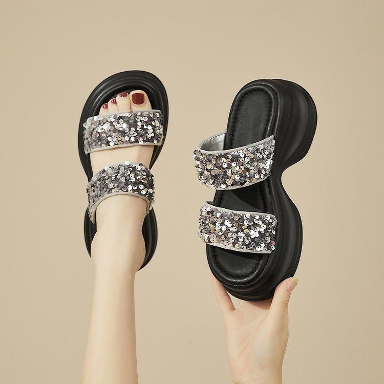 

Крутые тапочки женские летние для улицы 2025 новая однословная перетяжка маффин на толстой подошве с увеличением высоты пайетки модные уличные сандалии 40