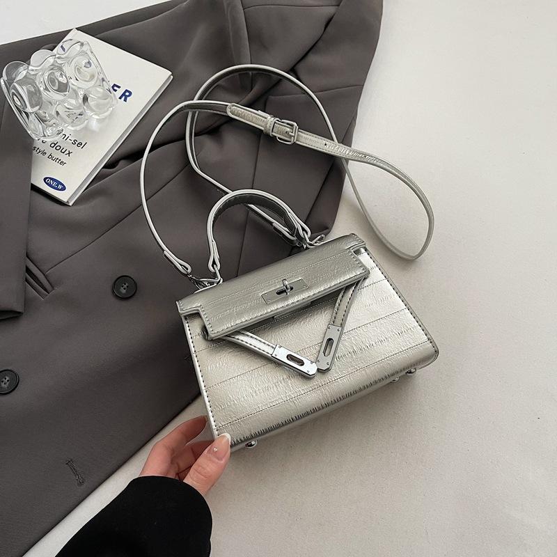 

Винтажная текстурная сумка-мессенджер женская 2025 новая простая и универсальная нишевая сумка Kelly для поездок на работу, ручная сумка, тренд 19*7*13