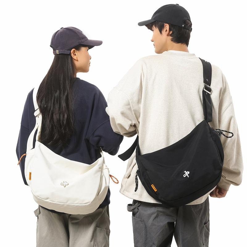 Hua'er and Xiao have the same casual trendy brand dumpling bag, women's sports cycling messenger bag, and boys' large-capacity shoulder bag.