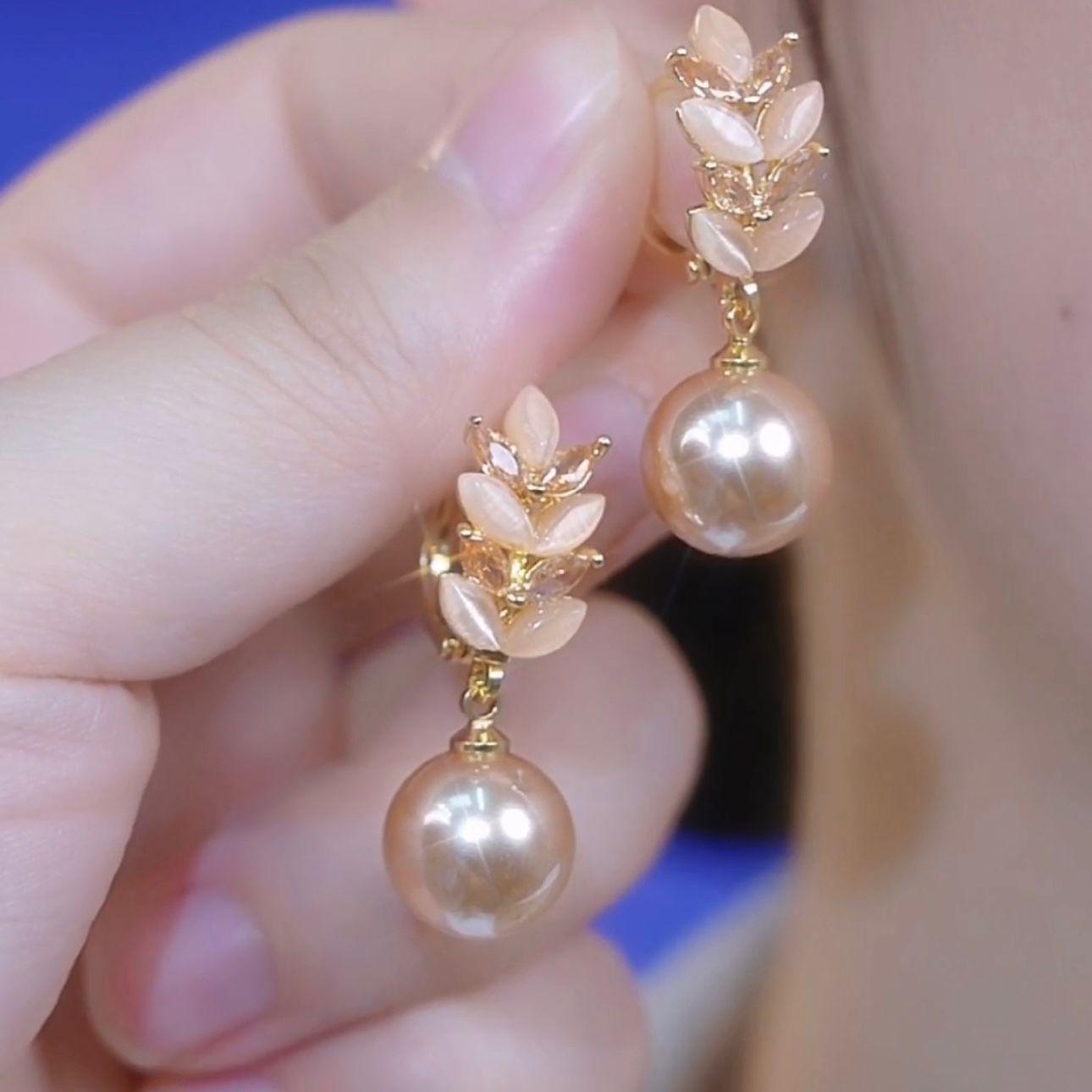 

2024 Trend: Elegant Pearl & Cat s Eye Leaf Ear Cuffs from Japan & South Korea