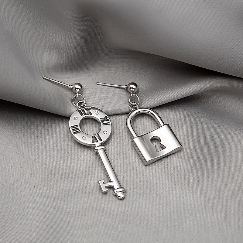 Донгдэмун Те же Серьги Асимметричные Серьги-цепочки Чувство дизайна Холодный стиль Маленький замок Ключ Пусеты Серьги