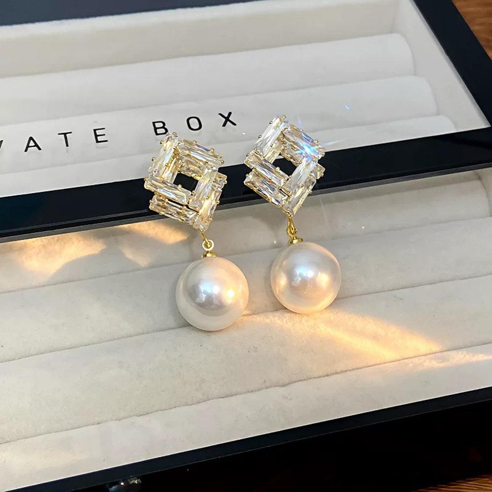 Elegant Geometric Pearl Stud Earrings for Women - Luxurious, Exquisite Ear Jewelry