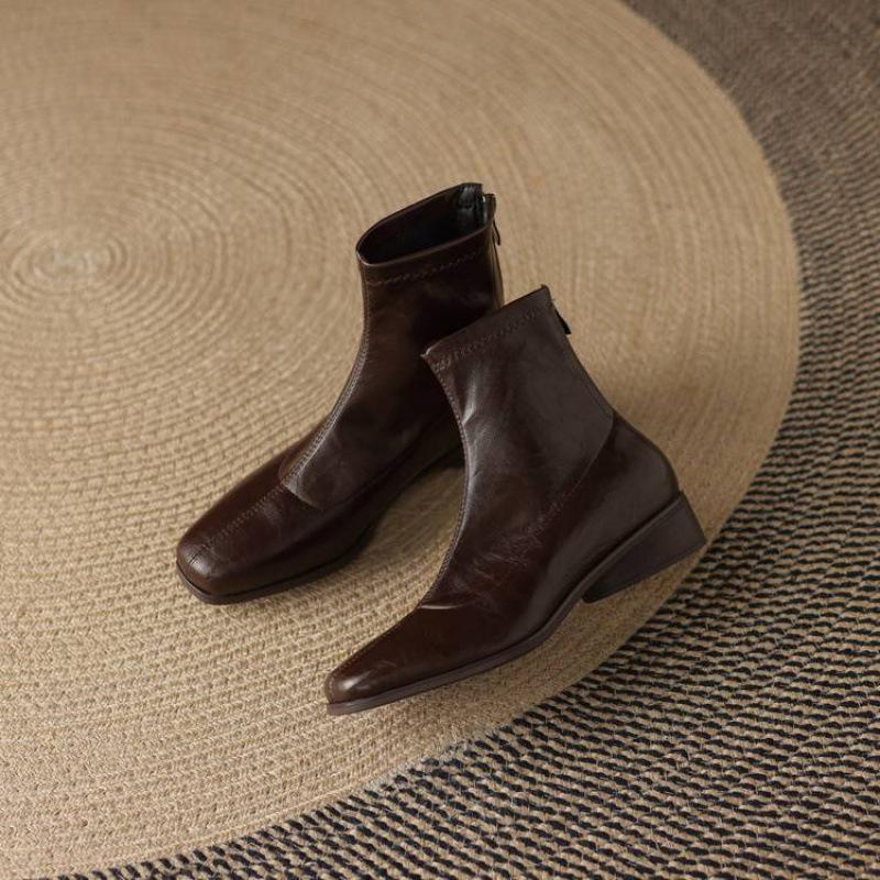 Korean version of square head rear zipper solid color medium boots women's medium heel large size women's boots autumn and winter leather rubber sole 