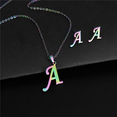 RUI RUI YU Buntes Edelstahl-Schmuckset mit 26 Buchstaben für Damen und Herren, Alphabet-Anfangskette, Anhänger, Halskette, Ohrringe, Kinder, Geschenk